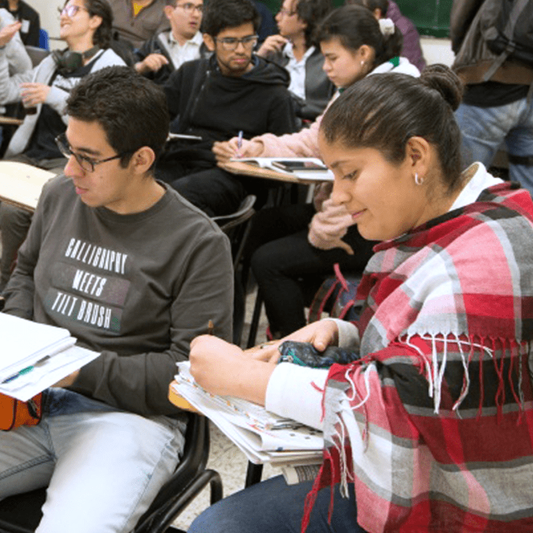 Fotografía a color de estudiantes de la UPN