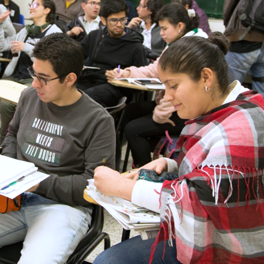 Fotografía a color de estudiantes de la UPN