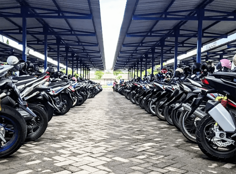 Fotografía de diferentes motocicletas estacionadas en un parqueadero, imagen genérica sin mostrar placas ni marcas